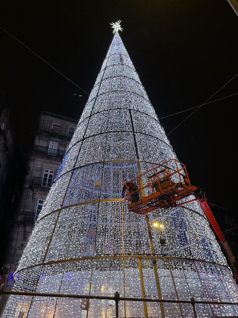 El árbol de Navidad de Porta do Sol se prepara para el encendido