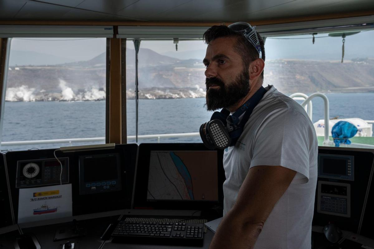 Eugenio Fraile a bordo del buque B/O Ángeles Alvariño del IEO-CSIC durante la erupción del volcán Tajogaite.