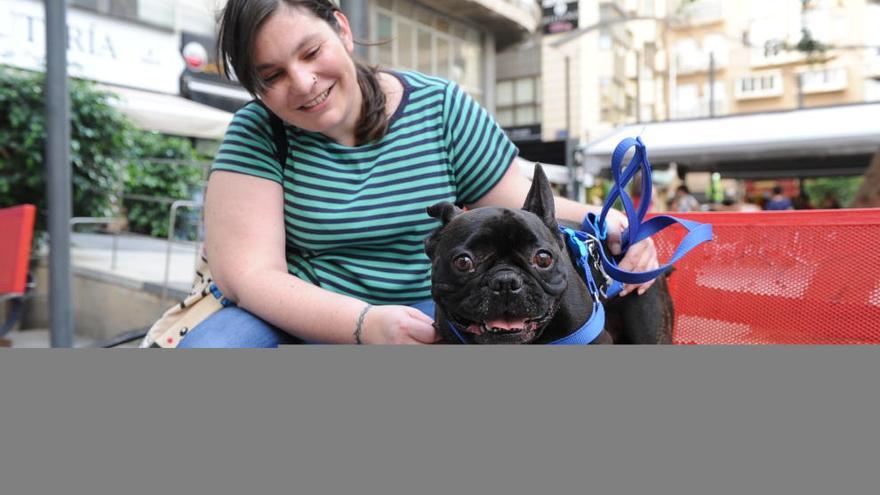 Margarita García posa junto a su mascota.