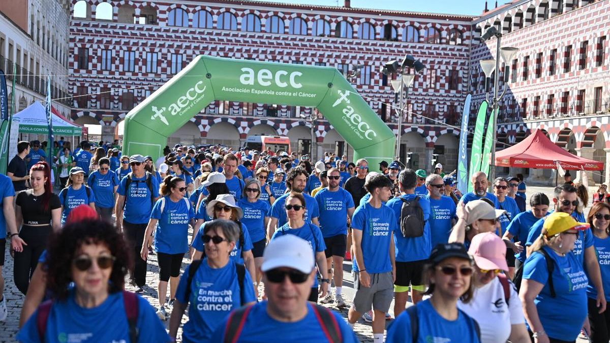Fotogalería | Así fue la V caminata contra el cáncer en Badajoz