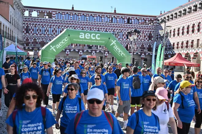 Fotogalería | Así fue la V caminata contra el cáncer en Badajoz
