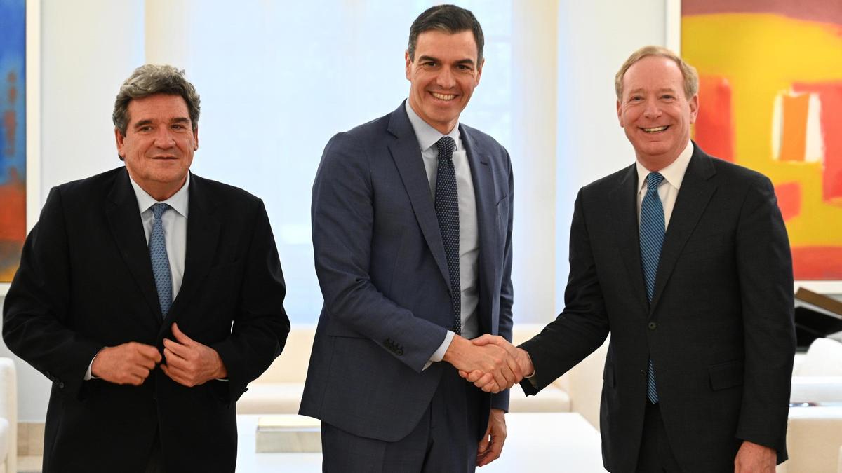 Pedro Sánchez junto al presidente de Microsoft, Brad Smith, y el ministro José Luis Escrivá.