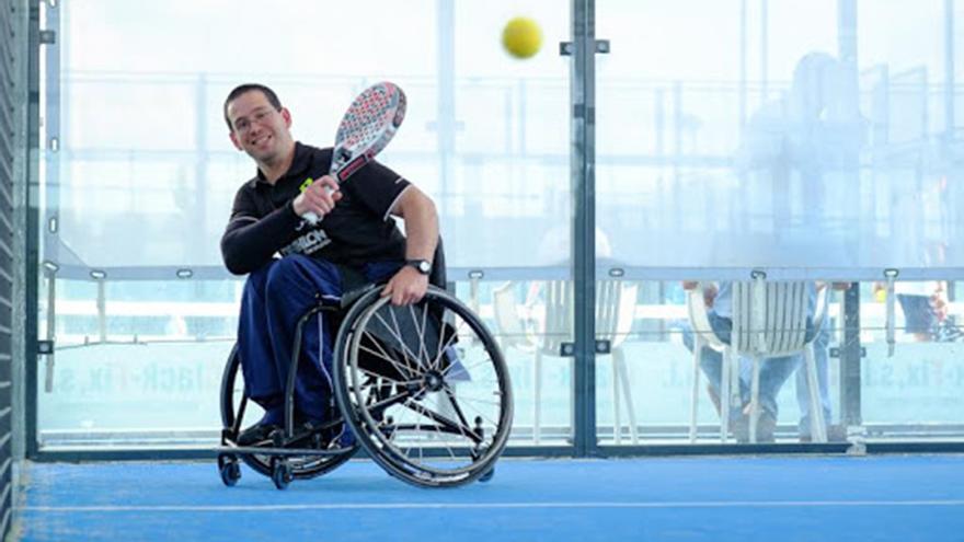 Lance de un partido de pádel en silla.