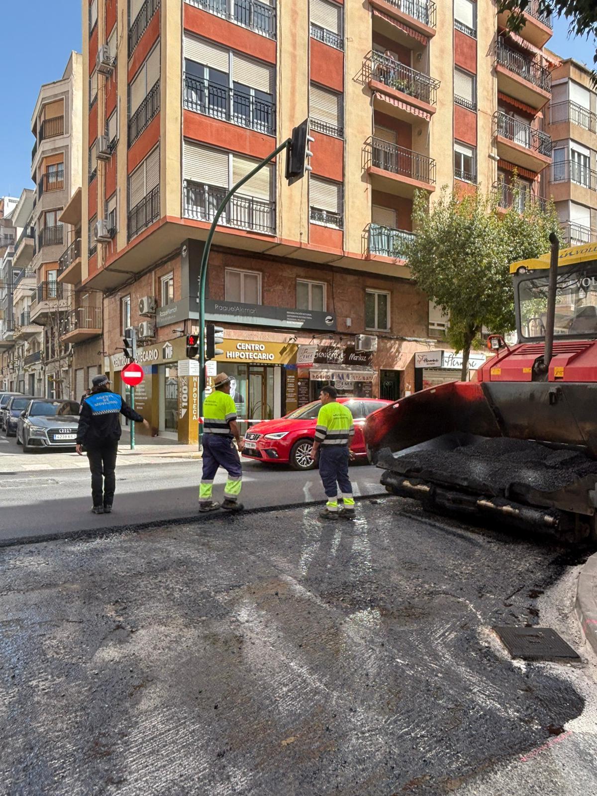 Labores de asfaltado esta mañana en la concurrida avenida Blasco Ibáñez de Elche