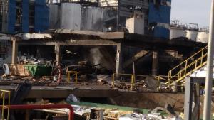 La planta de la empresa IQOXE, tal como ha quedado tras la explosión de ayer.