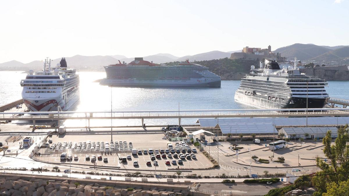 Imagen del puerto de Botafoc con tres cruceros.