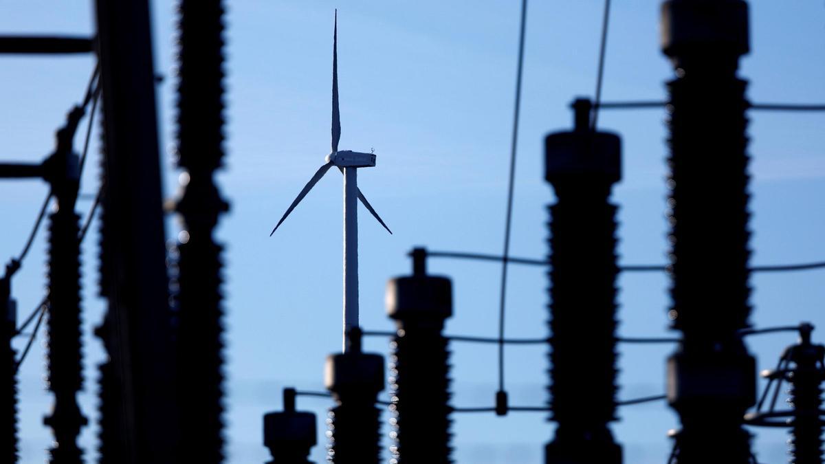 Aerogenerador de un parque eólico visto desde una instalación eléctrica.