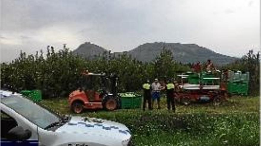 Agents de la Policia Local parlen amb un agricultor.