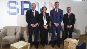 El CEO de Cepsa, Maarten Wetselaar; la vicepresidenta Teresa Ribera; el presidente Pedro Sánchez; y el CEO de C2X, Brian Davis.