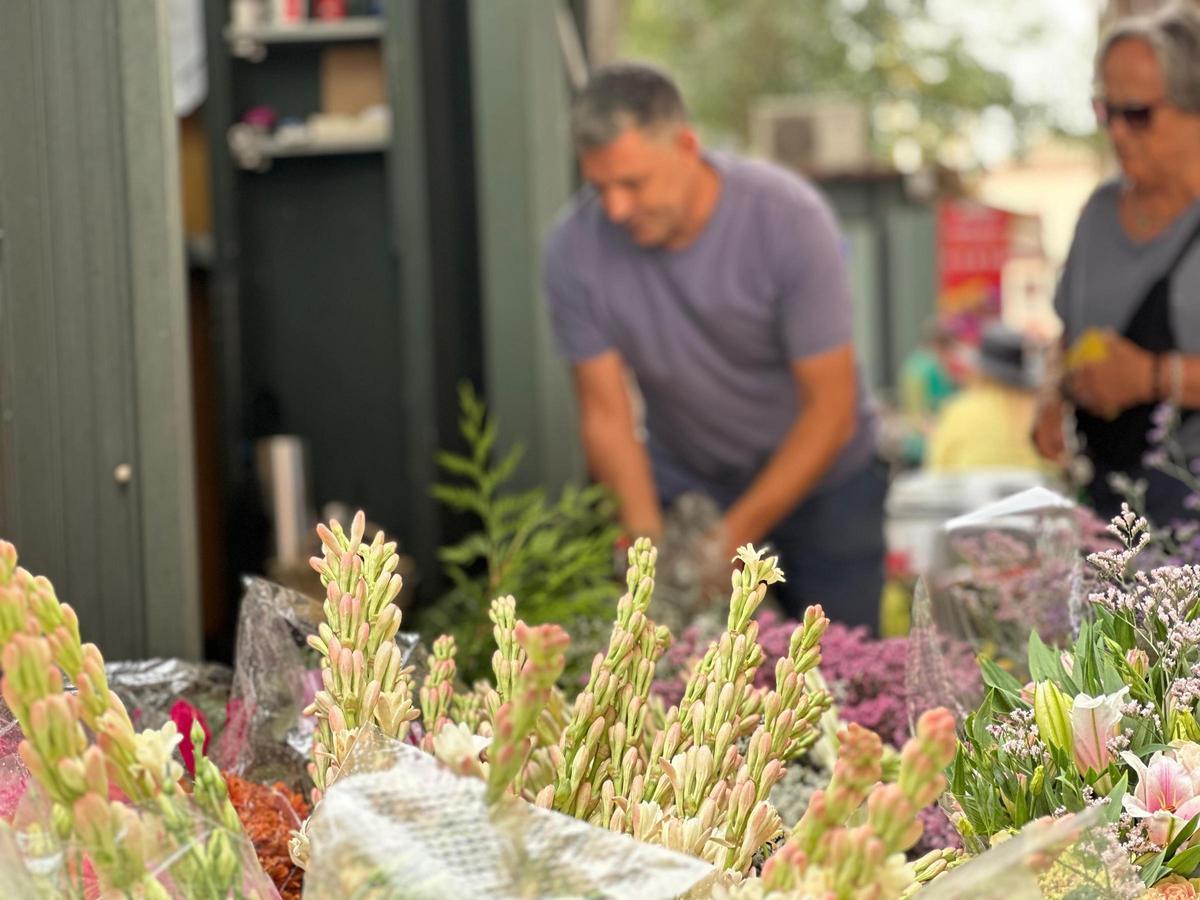 Francisco Gómez atendiendo a sus clientes en la Floristería Alfalfa.