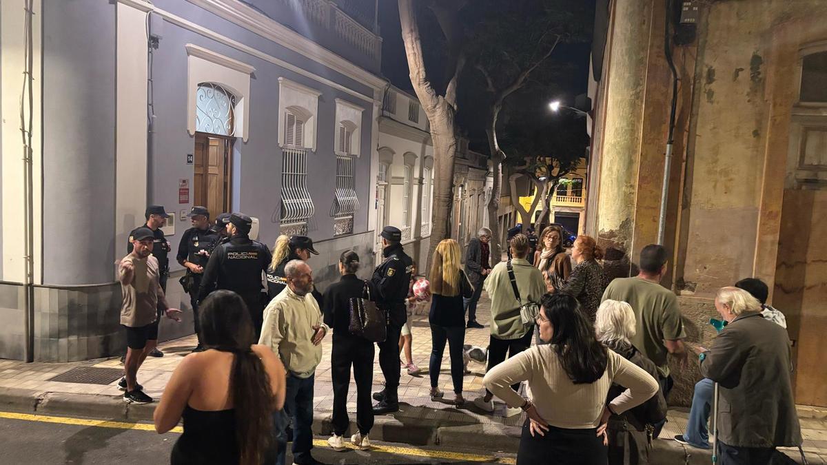 Vecinos y policías en el Pasaje Segundo Ravina tras la ocupación de una de las casas de forma ilegal.