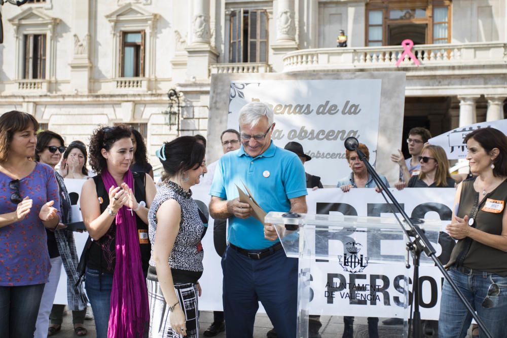 Falla humana de Pobresa Zero en la plaza del Ayuntamiento de València