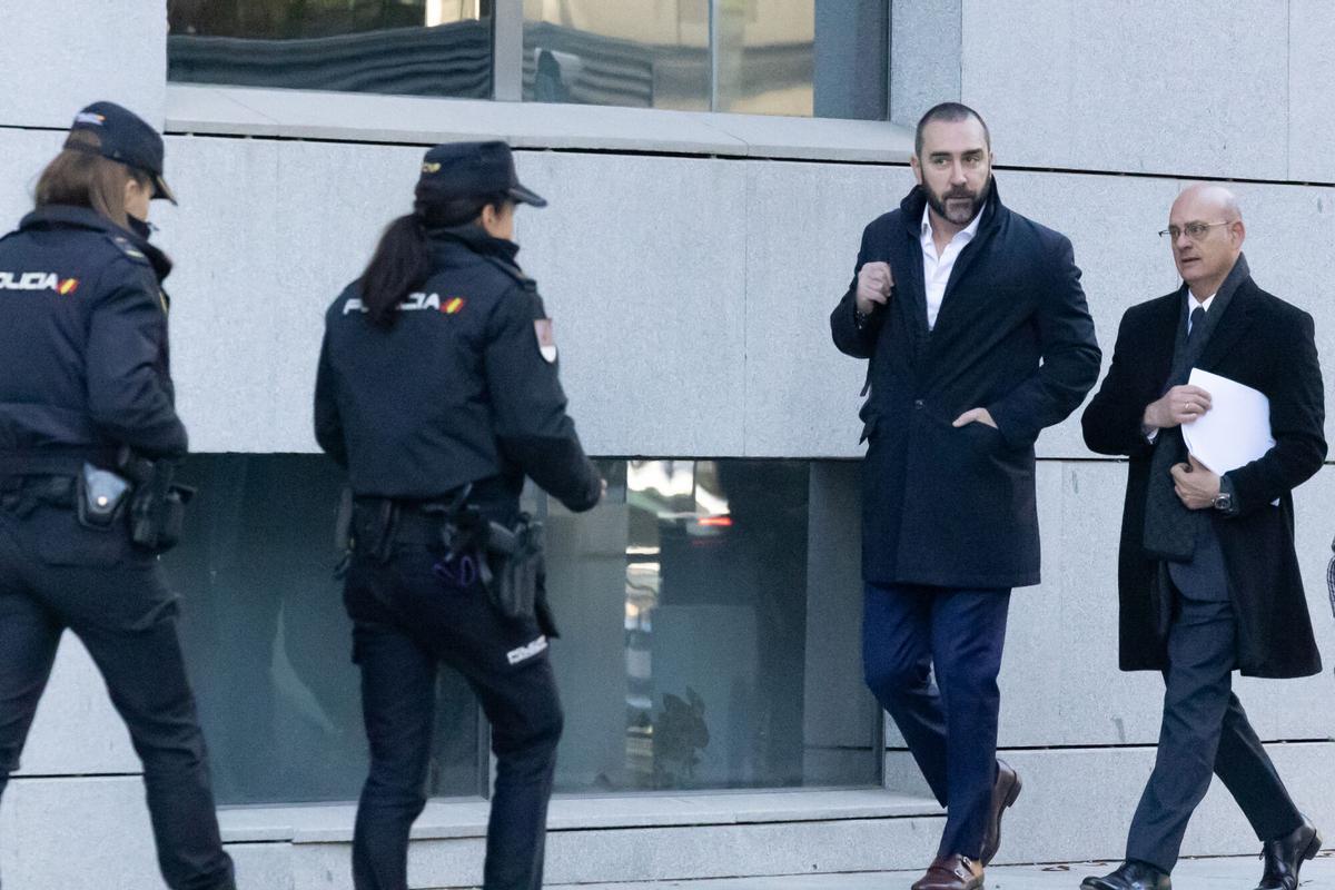 El empresario Víctor de Aldama a su llegada al interrogatorio del juez instructor del 'caso Koldo', en la Audiencia Nacional, a 27 de noviembre de 2025, en Madrid (España). Aldama es interrogado por ser el presunto conseguidor de las mascarillas adjudicadas durante la pandemia del coronavirus por el Gobierno canario, entonces presidido por el actual ministro de Política Territorial y Memoria Democrática, Ángel Víctor Torres. 27 NOVIEMBRE 2025 Ananda Manjón / Europa Press 27/11/2025. VÍCTOR DE ALDAMA;Ananda Manjón;category_code_new