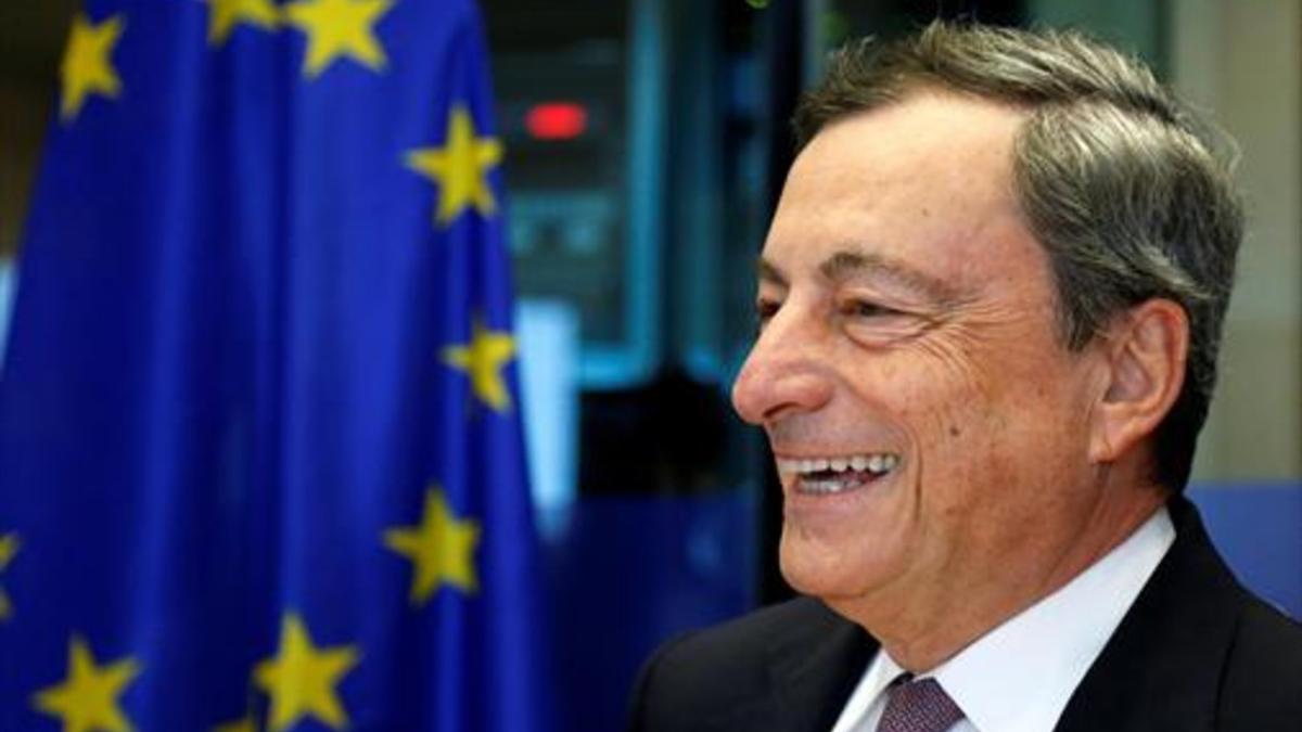 Mario Draghi, presidente del BCE, se dirige a los europarlamentarios, ayer en Bruselas.