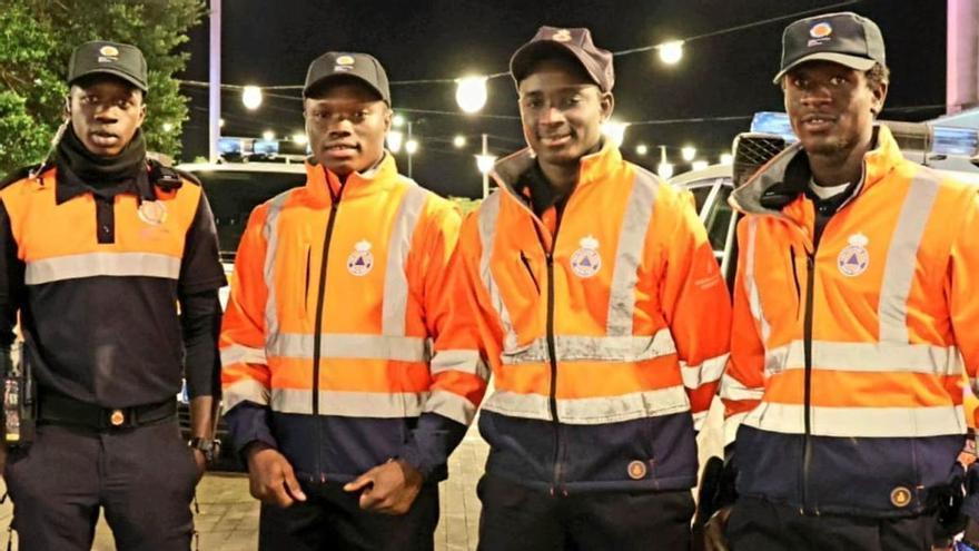 Abdou Marrong, Ibrahima Traoré, Souleymane Touré y Sembala Kaba, con el uniforme de Protección Civil en los pasados Carnavales de Santa Cruz.