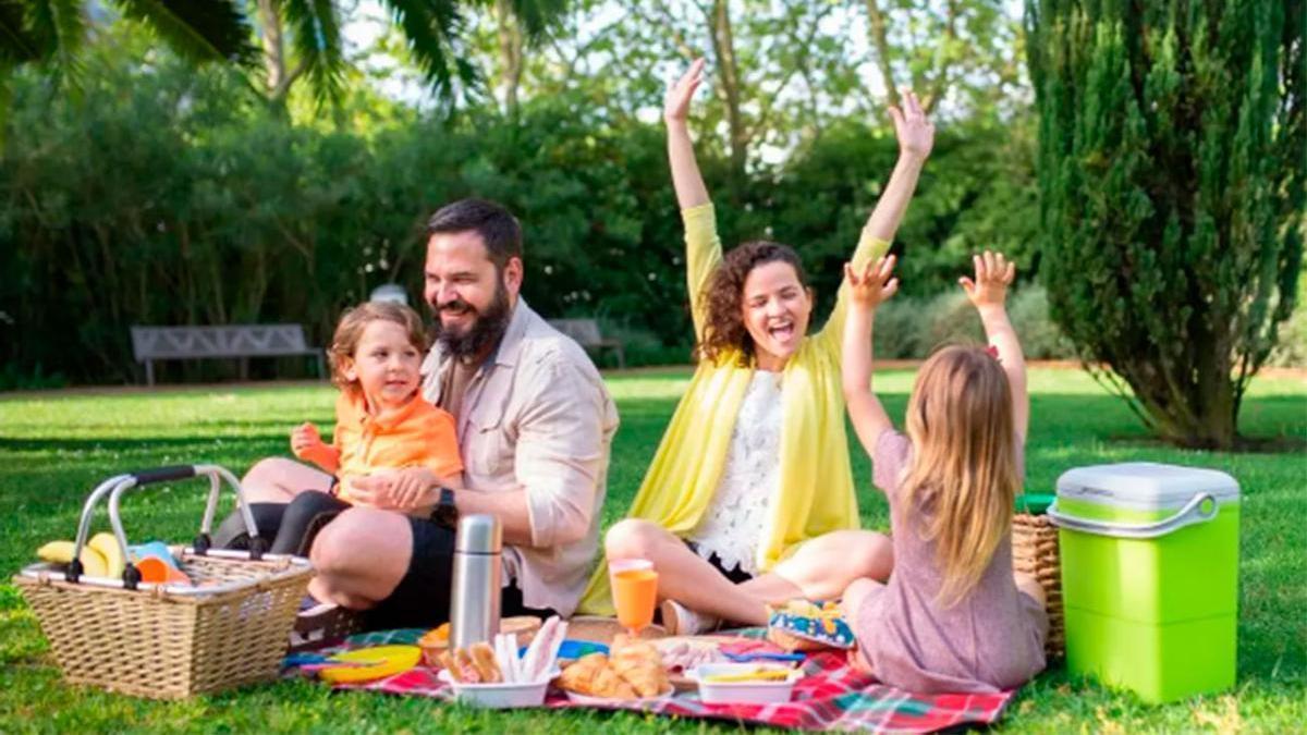 Una familia de picnic durante una excursión.