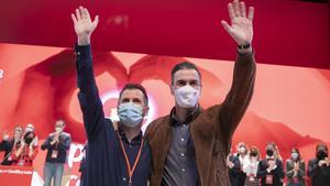 El secretario general del PSOE y presidente del Gobierno, Pedro Sánchez, junto al secretario general del PSOE de Castilla y León, Luis Tudanca, en la inauguración del 14º Congreso Autonómico del PSOE de Castilla y León, el pasado 27 de noviembre de 2021 en Burgos.