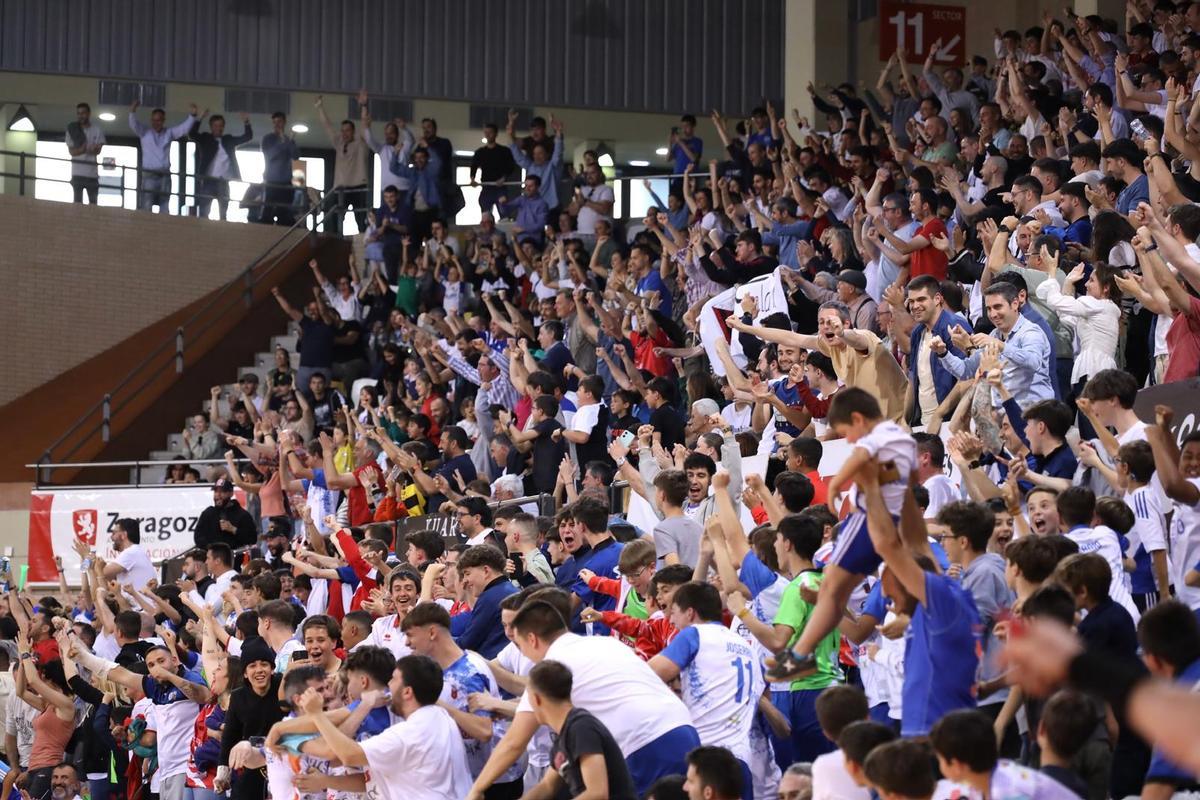 La afición del Wanapix Sala 10 celebra el ascenso a Primera División