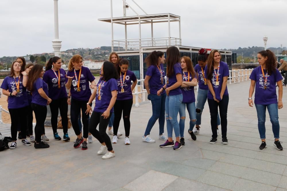 Jugadoras del Mavi balonmano celebran la Copa de la Reina en Gijón