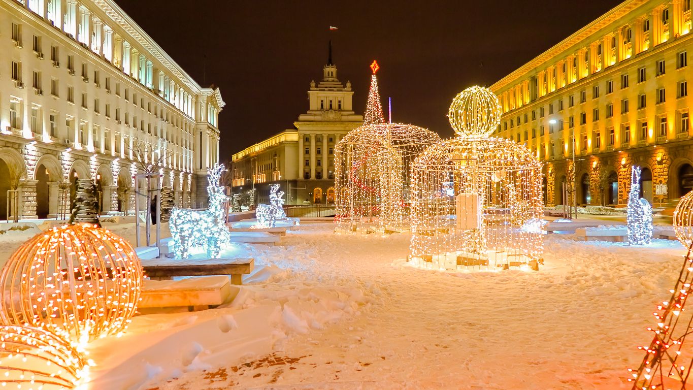 El centro de Consejo de Ministros de Sofia, la Asamblea Nacional y la Presidencia con decoraciones navideñas.