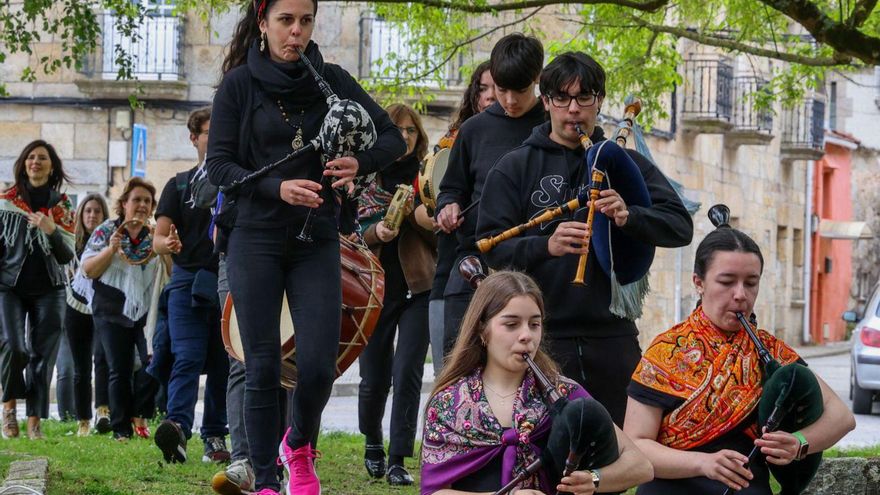 El espíritu de la revolución llena de claveles Vilaxoán