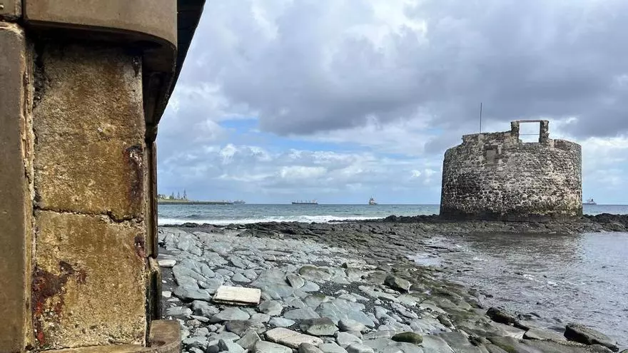 Deterioro del muro del paseo marítimo de San Cristóbal
