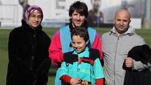 Leo Messi coneix Soufian, un nen que, malgrat patir la síndrome de Laurin-Sandrow, que li ha provocat la pèrdua de les dues cames, ha aconseguit jugar a futbol amb el blaugrana.