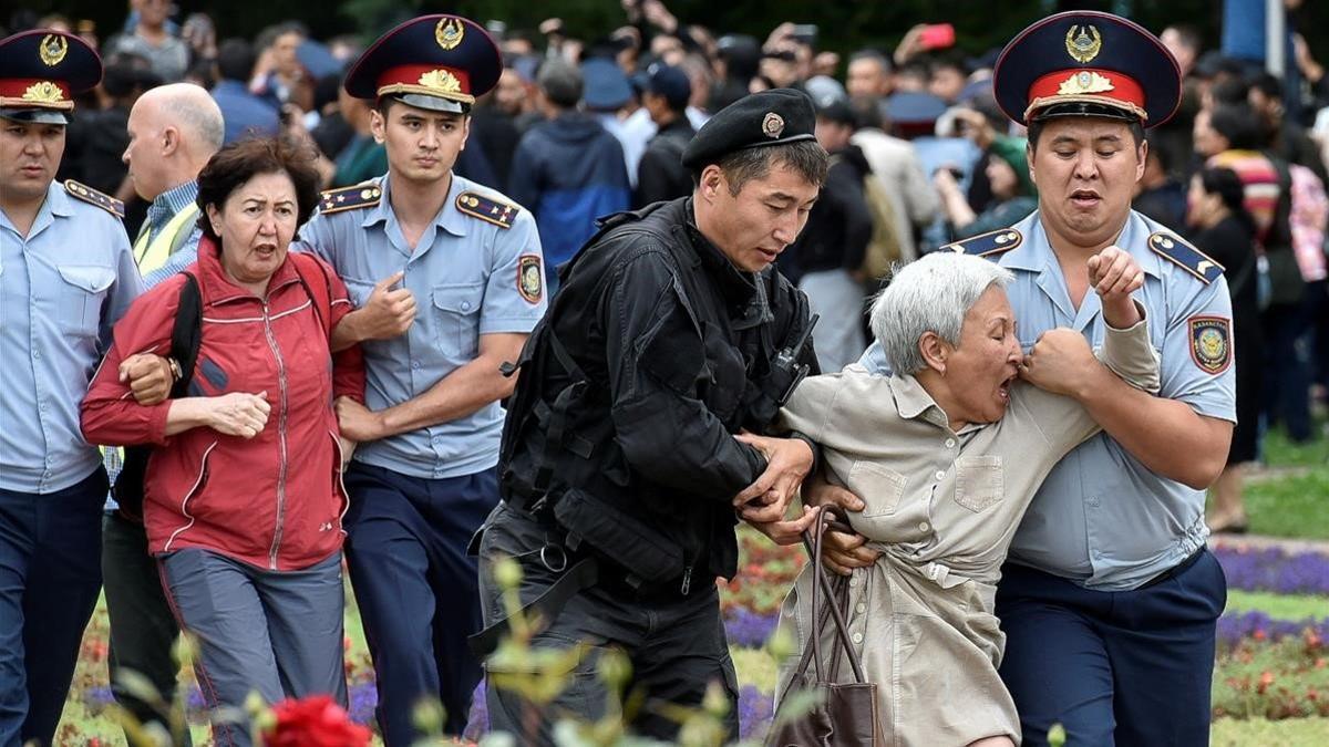 zentauroepp48557047 police officers detain opposition supporters during a protes190609175825