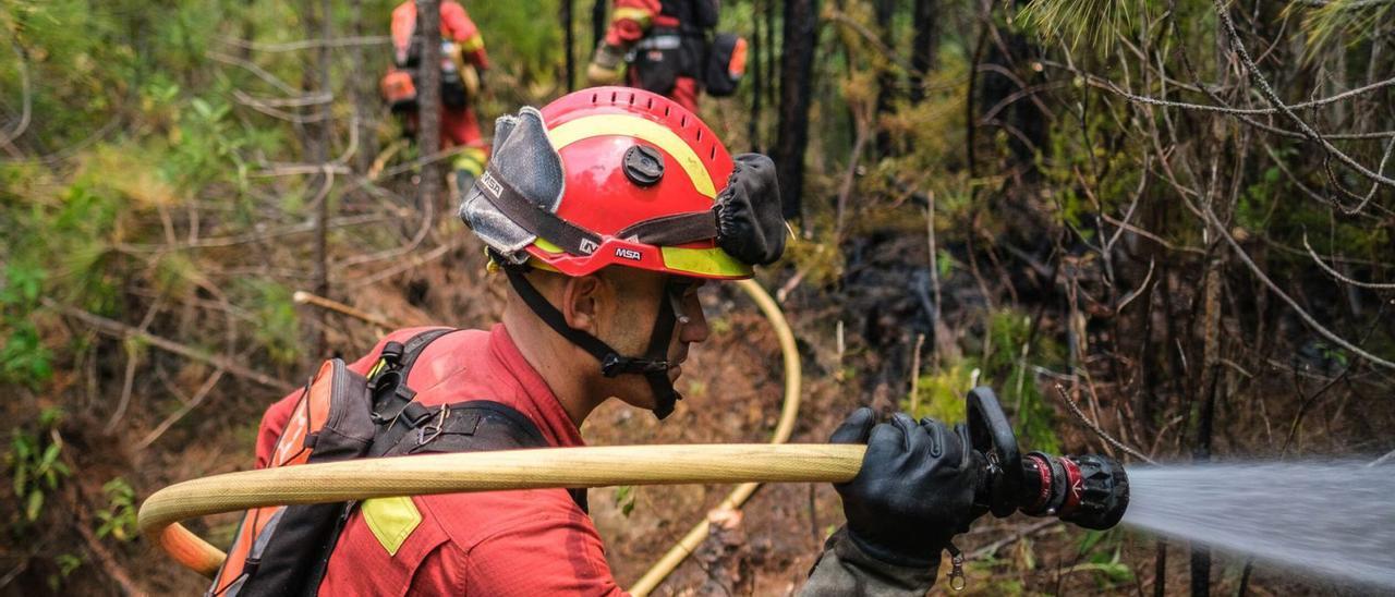 Miembros de la Unidad Militar de Emergencias (UME) trabajan en la extinción del incendio dado por controlado el viernes en el norte de Tenerife.