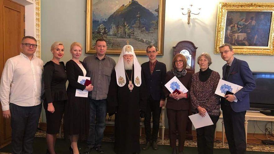 El escritor ucraniano Dmitro Tchystiak junto a un sacerdote ortodoxo.