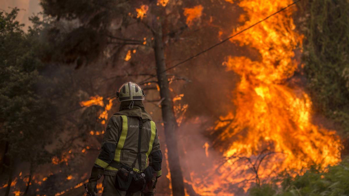 Imagen de archivo de un incendio forestal en Galicia.