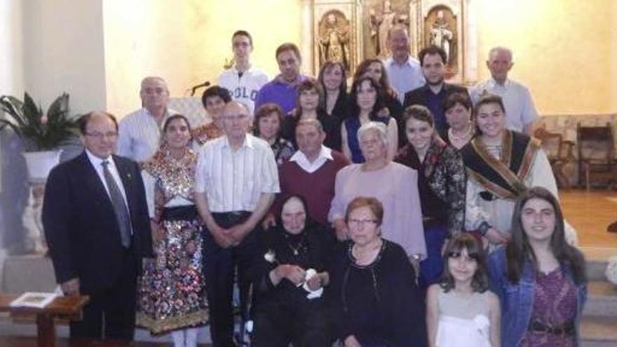 La centenaria Teresa Mata Escalero posa con toda la familia.