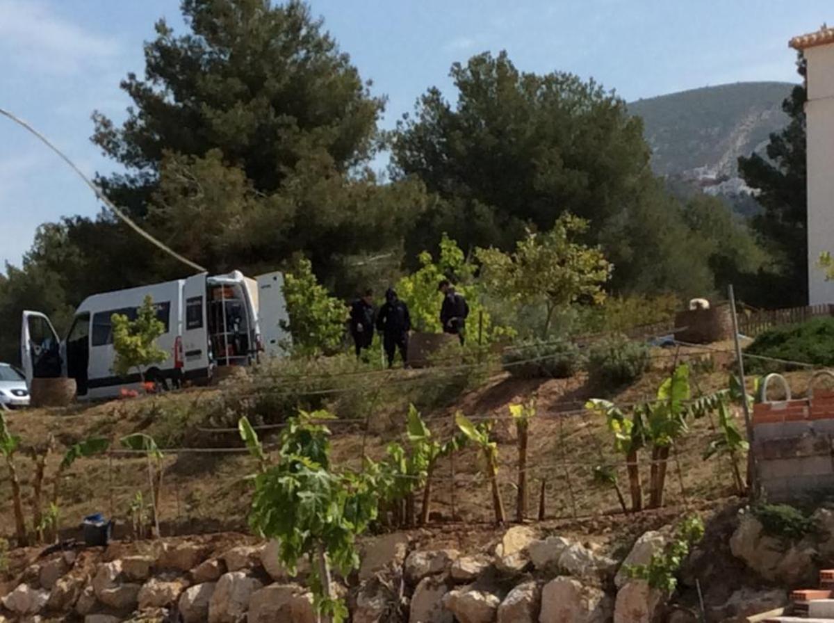 La Policía, en la parcela del presunto yihadista detenido en Moraira. La Policía, en la parcela del presunto yihadista detenido en Moraira.