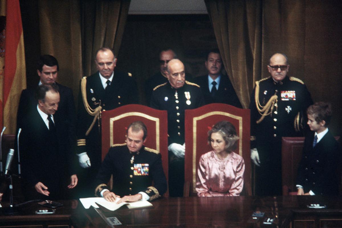 El Rey sanciona la Constitución el 27 de diciembre de 1978.