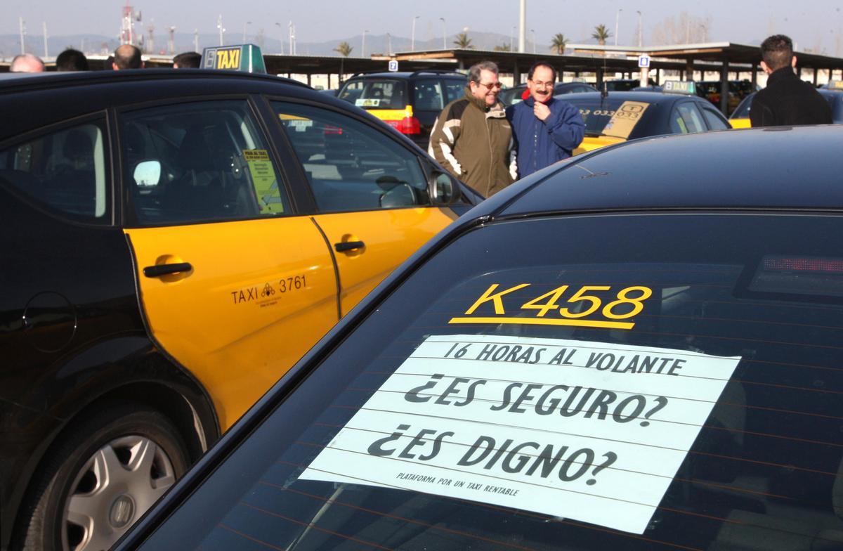 Manifestación de taxistas, en 2010, cuando tenían que doblar turno para poder alcanzar un sueldo digno en plena crisis