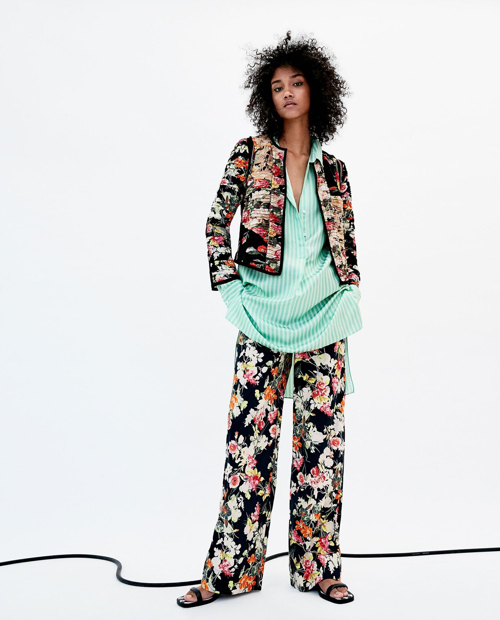 Las combinaciones imposibles de Zara, que terminarás llevando: Chaqueta y pantalón de flores con túnica de rayas