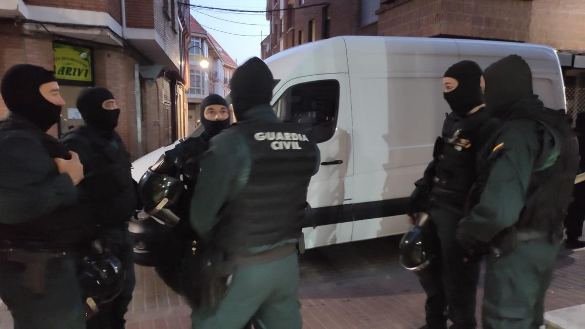 Agentes de la USECIC de la Comandancia de Zamora esta madrugada, al inicio del operativo antidroga llevado a cabo en Benavente.