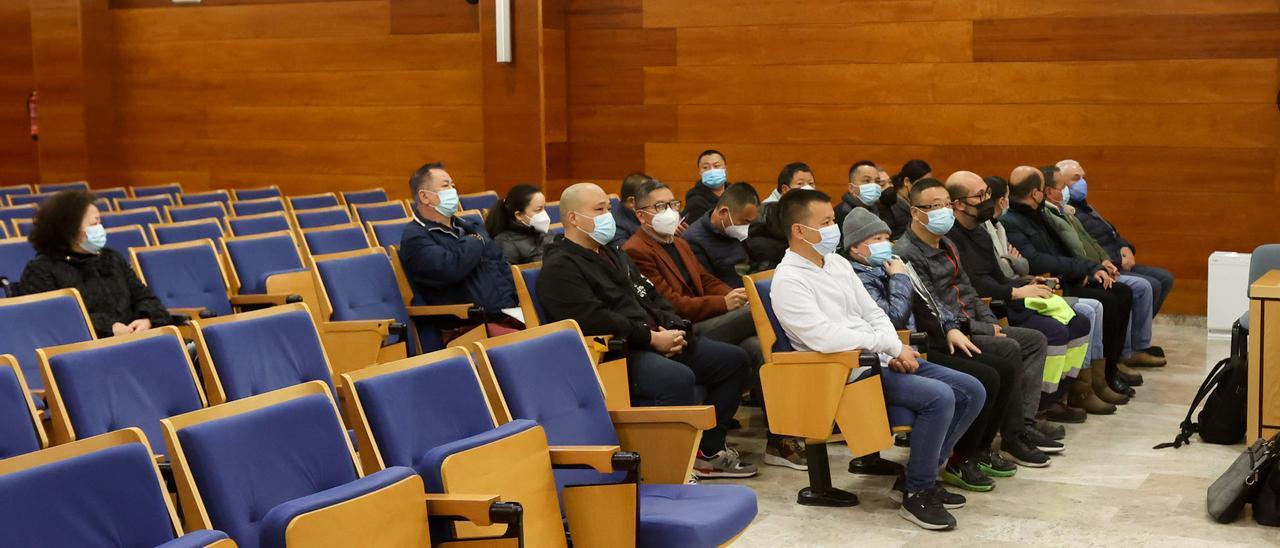 Imagen de los acusados sentados en el banquillo el día que arrancó el juicio en la Audiencia.