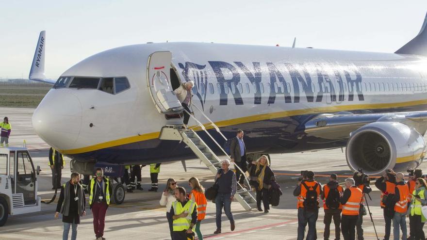 El primer avión que ha aterrizado en Corvera.