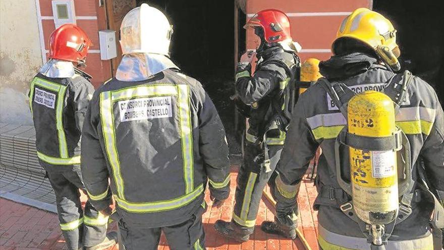 Los bomberos salvan a un perro en una casa en llamas