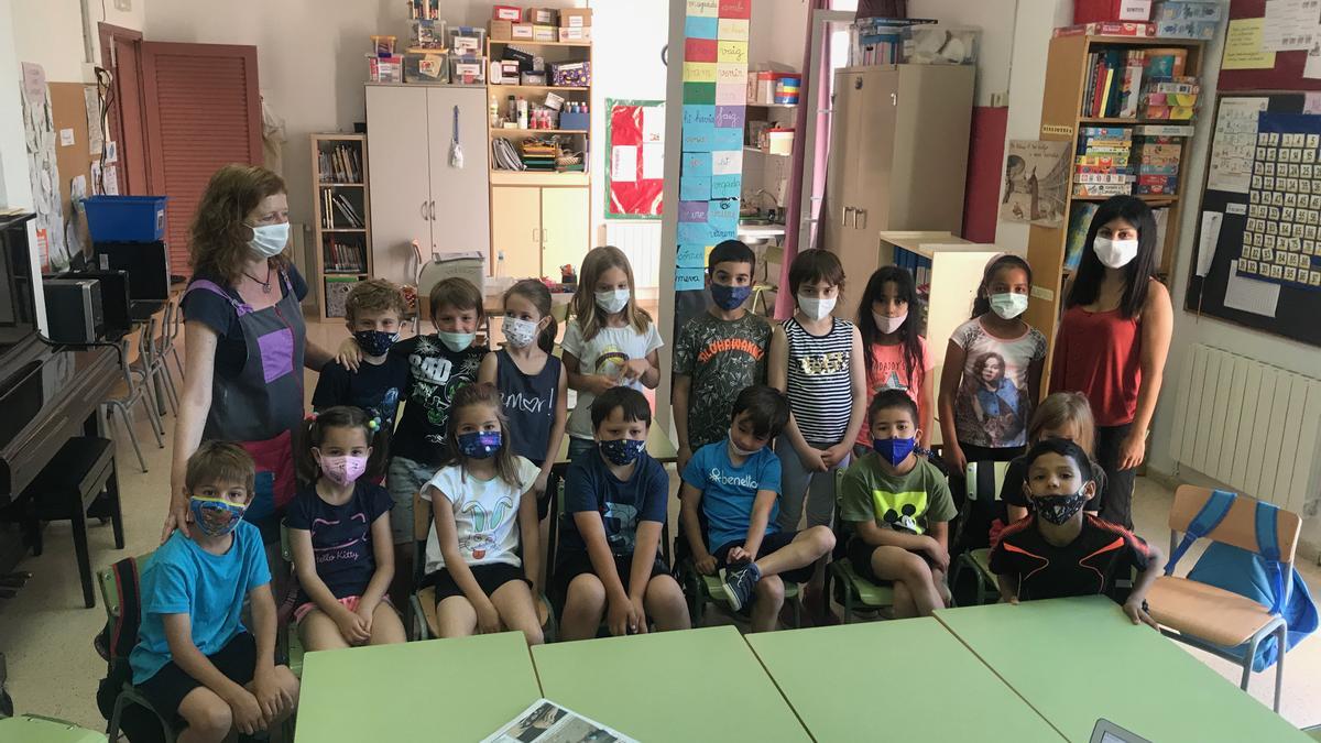 Els nens i nenes de cicle inicial a l&#039;aula de l&#039;escola. 