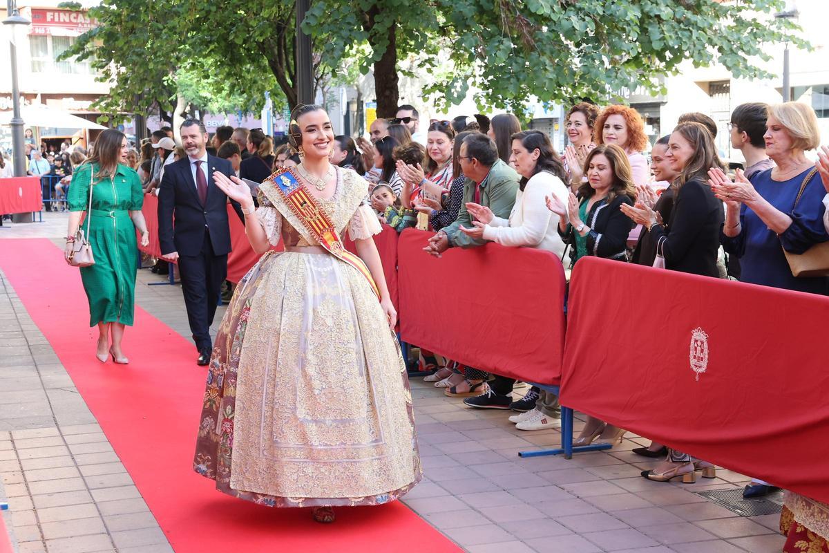 Carmen Prades visita Alicante para la proclamación de la Bellea del Foc, María Pastor