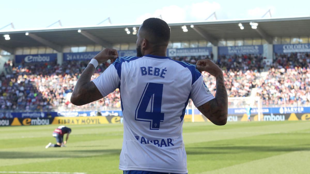 Bebé celebra el gol que adelantaba al Real Zaragoza en El Alcoraz.