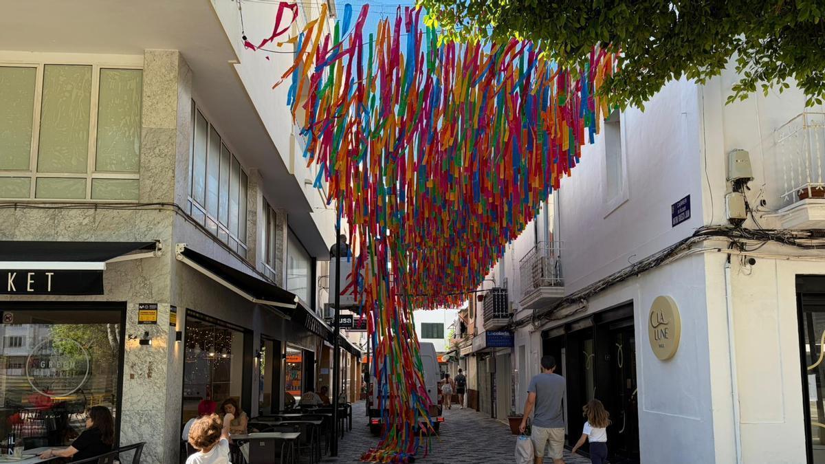La calle se llena de color con las cintas instaladas.