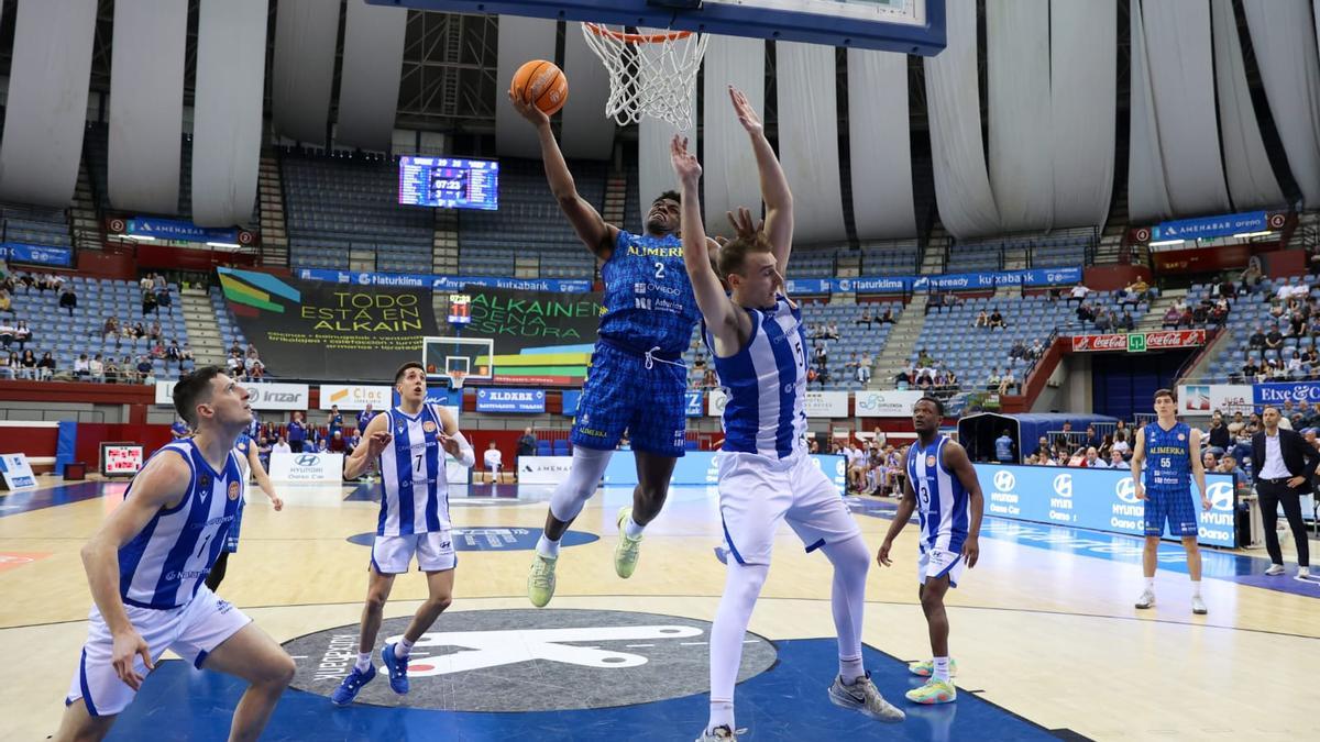Ike Nweke trata de encestar en el final del Gipuzkoa-Alimerka Oviedo