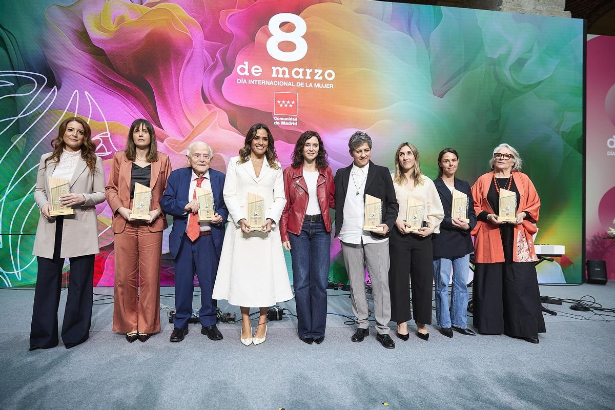 Todas las premiadas, con Isabel Díaz Ayuso.