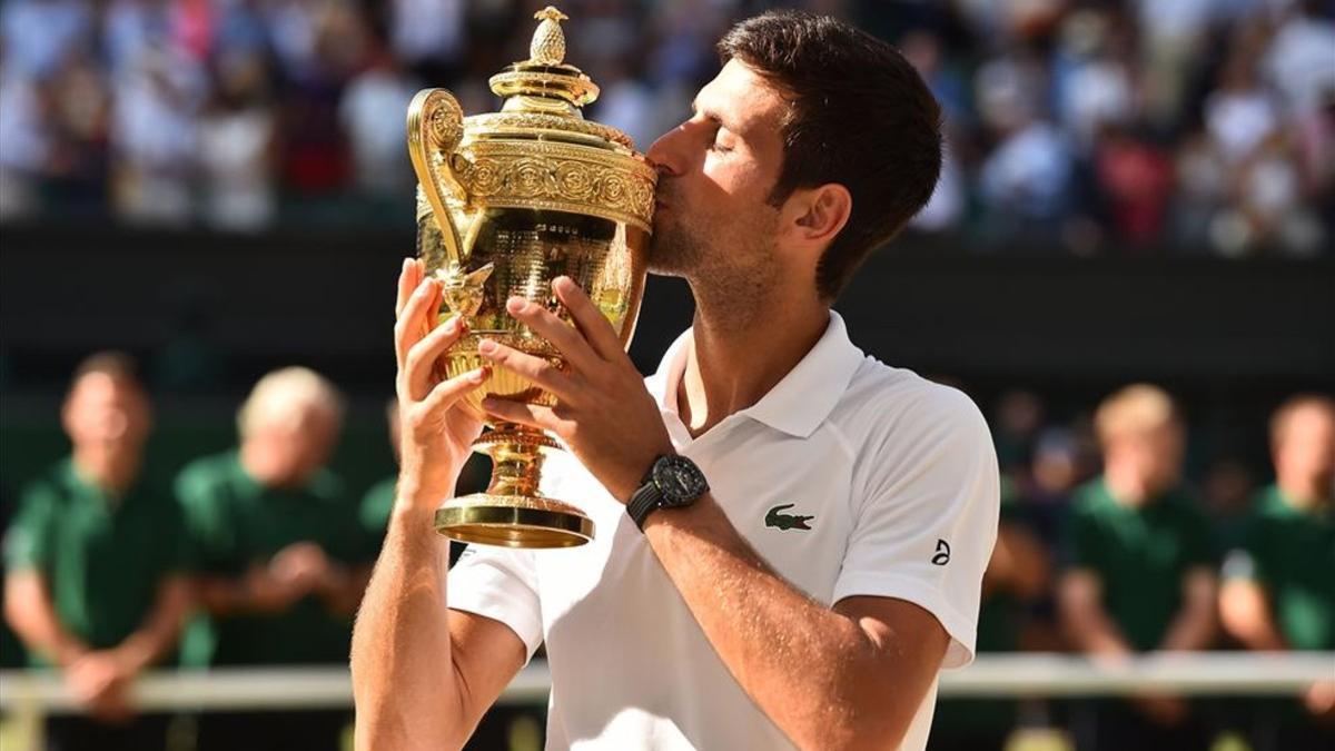 Novak Djokovic besa el trofeo de Wimbblendon