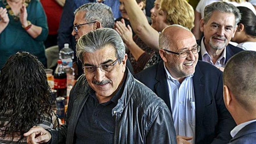 Román Rodríguez, Antonio Morales y Pedro Justo, durante un acto de Nueva Canarias en Gáldar el sábado pasado.