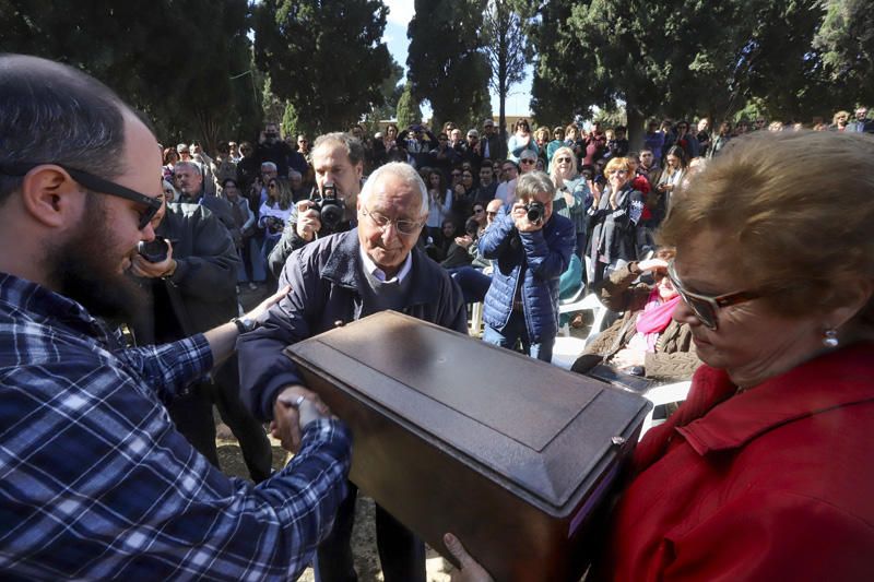 Entrega de los restos de los fusilados por el franquismo a sus familiares, en Paterna