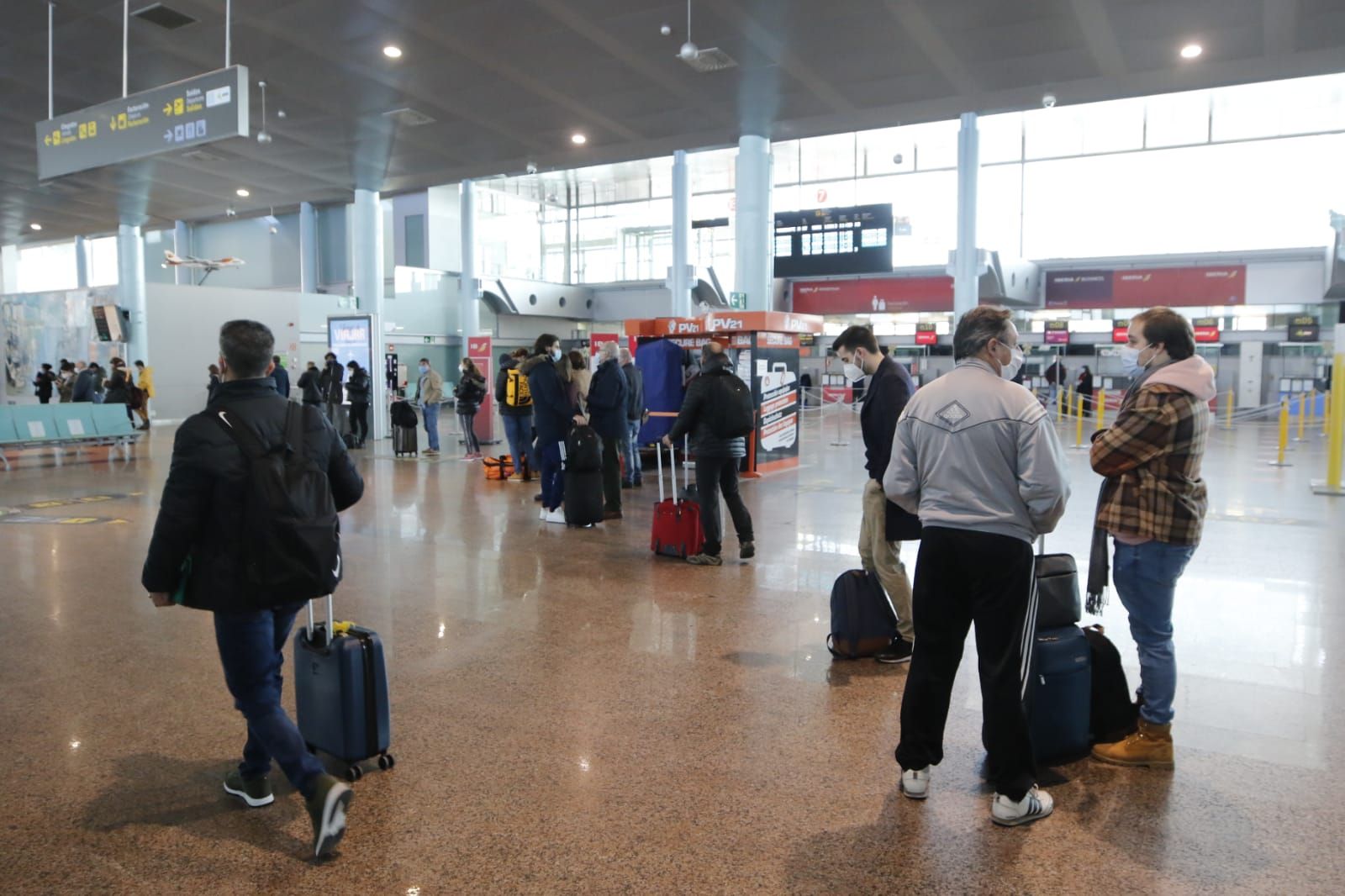 El cierre de Barajas por el temporal genera colas y esperas en Peinador